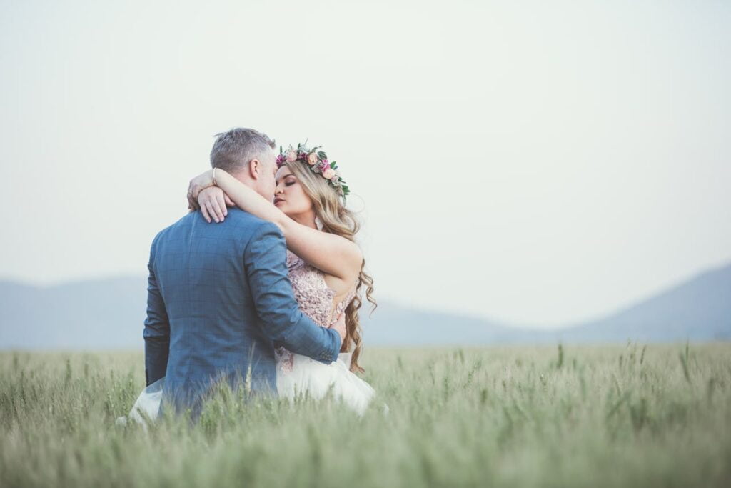 Why-do-Girls-hug-Guys-Over-the-Shoulders