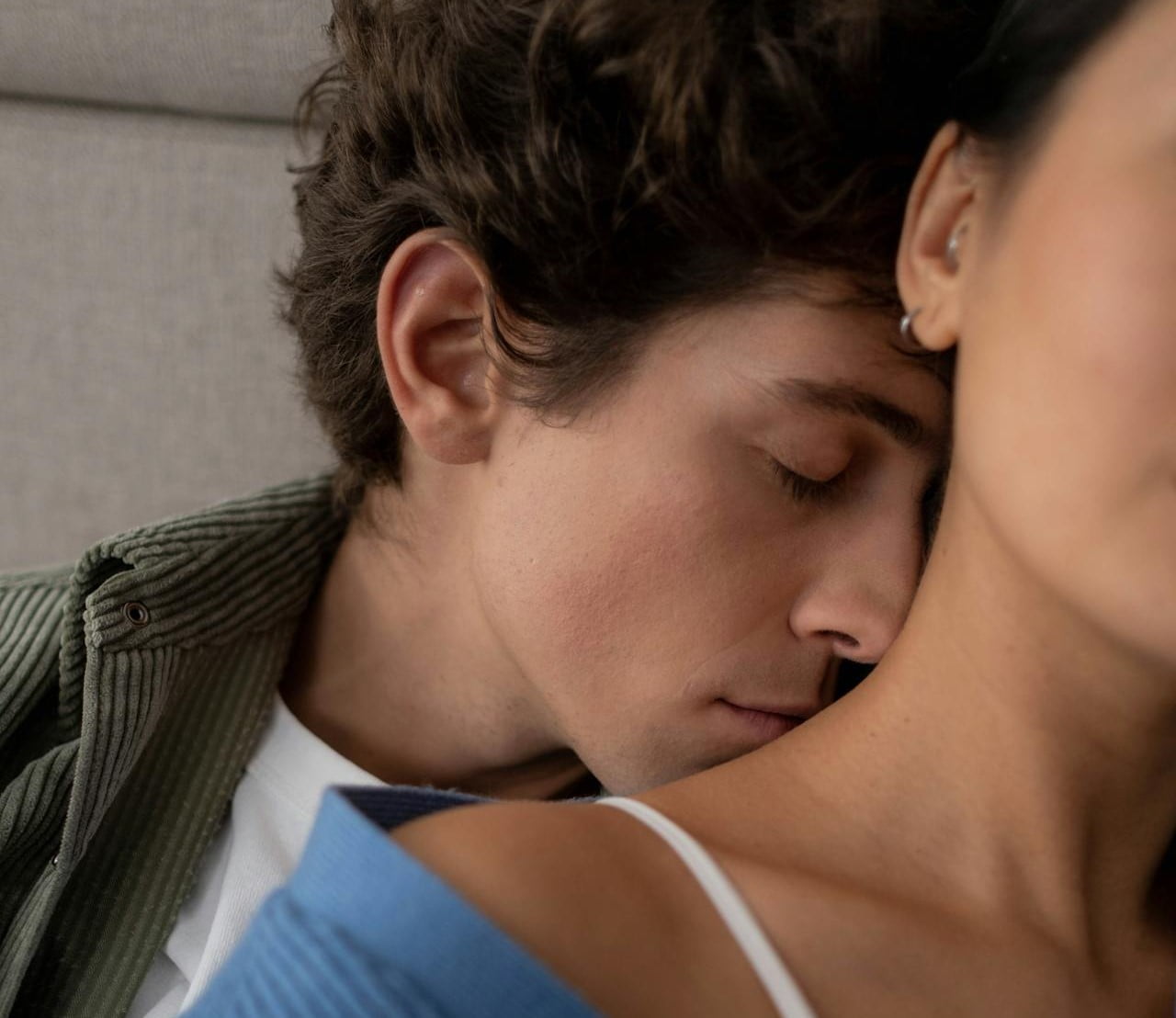 What-Does-It-REALLY-Mean-When-a-Guy-Smells-Your-Neck